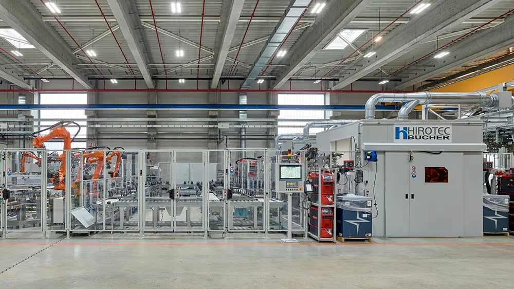 The individual parts are moved into the right position and prepared for welding. (Photo)