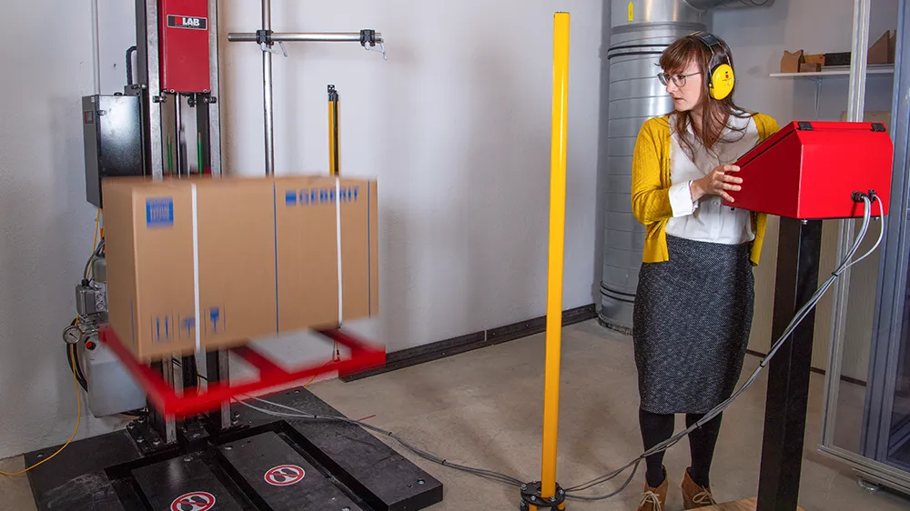 Targeted drop tests are used to check whether the packaging sufficiently protects the contents when dropped. (Photo)