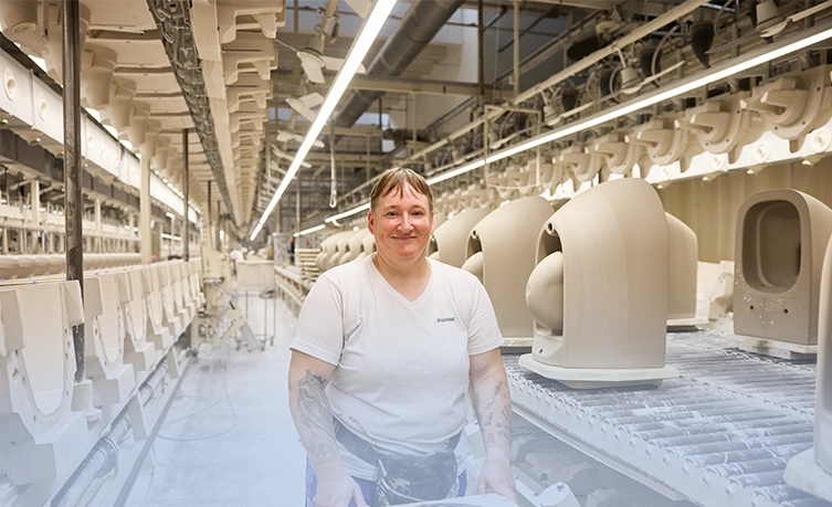 Employee Nadja Böckel works at the production site in Haldensleben, Germany. (Photo)