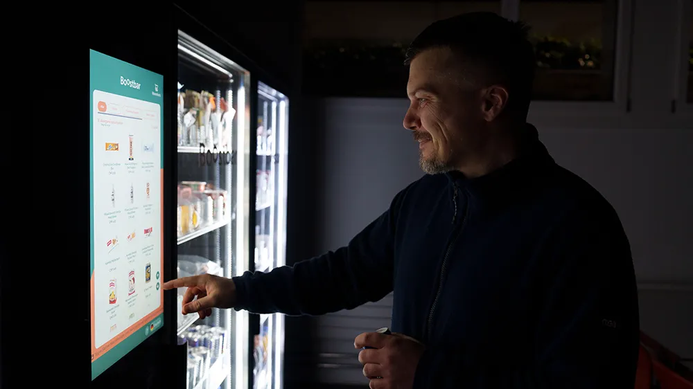 Tobias Höhn gets himself a little refreshment in the break room. (Photo)