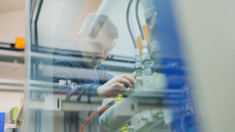 Shortly before 9 a.m., a machine reports a problem. Tobias Höhn is working on a solution for the problem.&nbsp; (Photo)