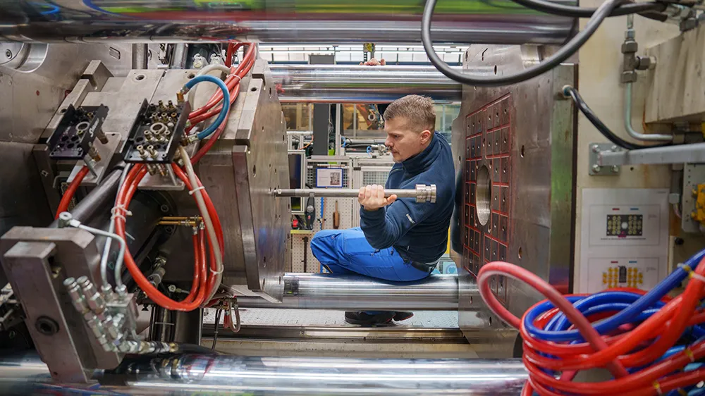 The final steps have been completed, and everything is secured in place for the injection molding machine, which must be retooled according to plan and fitted with a new injection mold. (Photo)