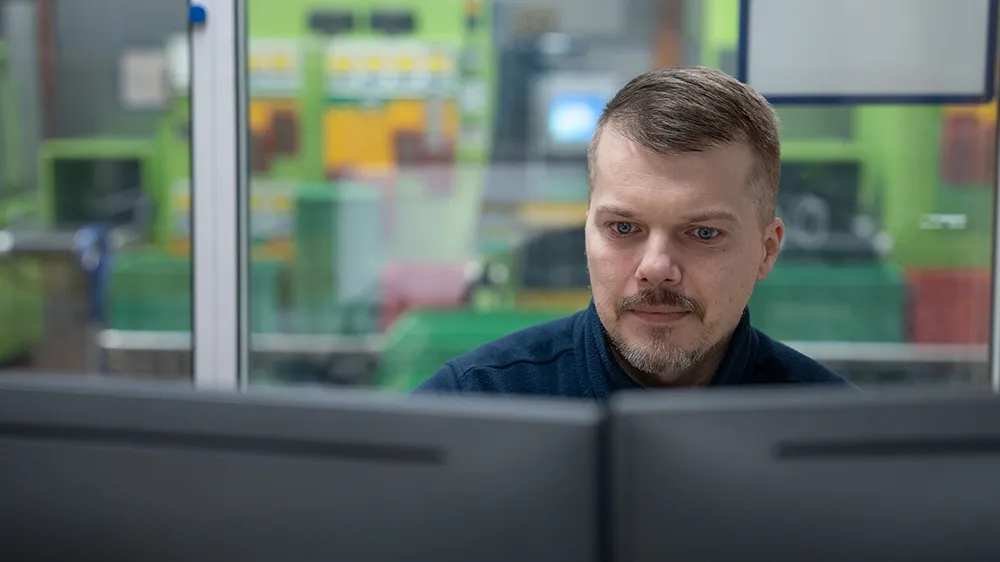 Tobias Höhn looks at the personnel planning. He has been shift supervisor since the start of 2025. “The company invests in its employees, this is something I really appreciate.” (Photo)