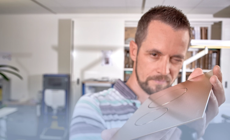 Pascal Brändli is focused on the challenging development of the Sigma40 actuator plate. (Photo)