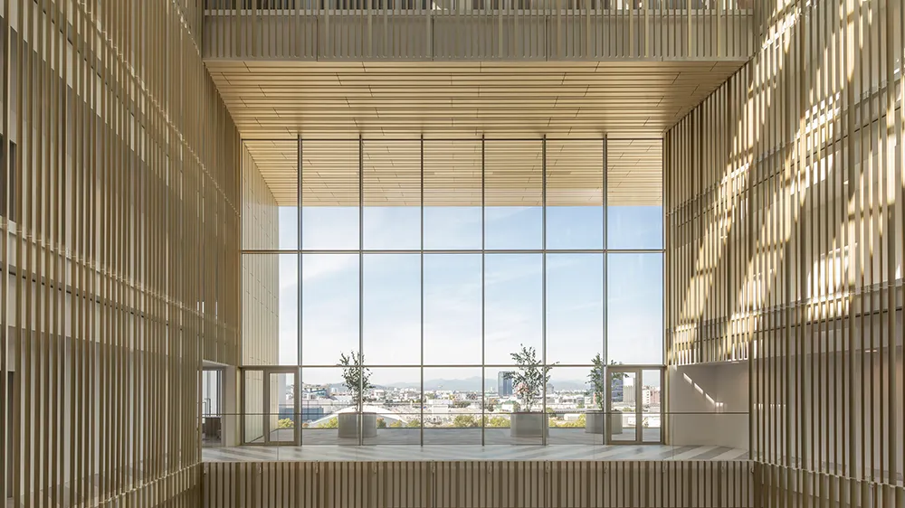 The atrium is clad with gilded aluminium profiles the colour of which changes depending on the position of the sun. (Photo)