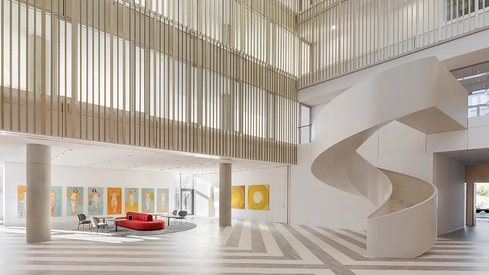 A central atrium is not only&nbsp; a meeting place, but also as a key element of the ventilation system. (Photo)