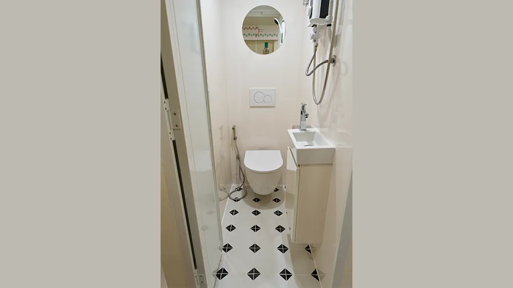 The mini-bathrooms are equipped with wall-hung Geberit iCon WCs and Sigma01 actuator plates. (Photo)