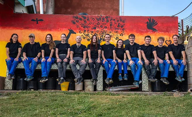 Geberit apprentices install sanitary facilities and improve the water supply at Kagwe Girls School in Kenya. (Photo)