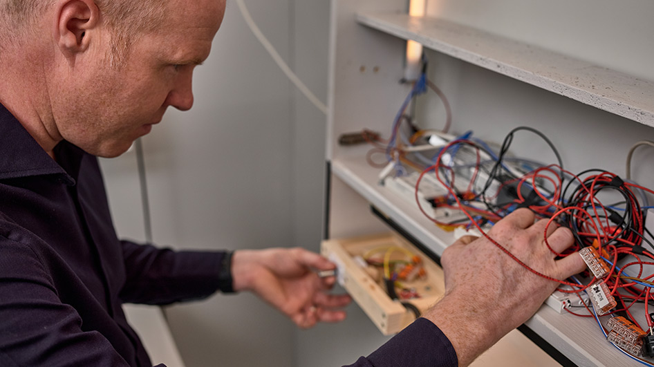 Andreas Janser testet an einem Modell die Dimmfunktion der Lichtsteuerung. 