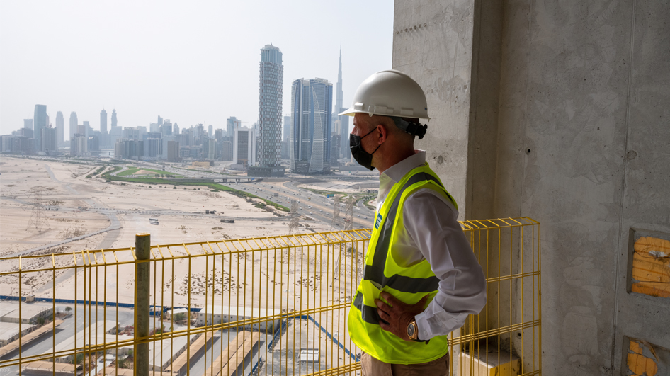 Wohnungen mit Aussicht: Remo Hirschi auf der Baustelle in Dubai.
