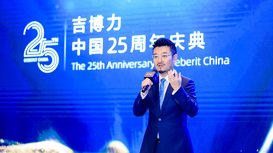 Tony Zhang, Leiter der chinesischen Vertriebsgesellschaft von Geberit bei seiner Ansprache.