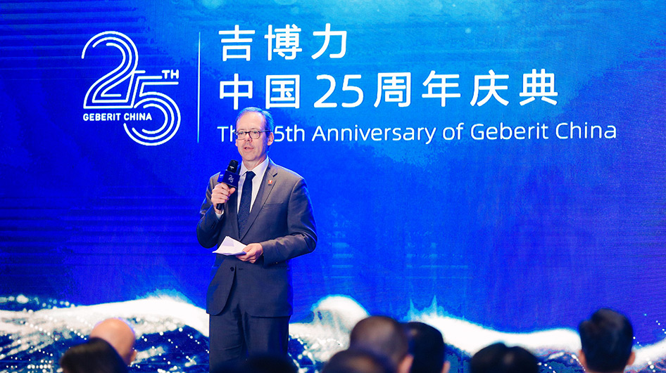 Der Schweizer Generalkonsul Olivier Zehnder aus Shanghai hebt in seiner Ansprache die Bedeutung von Geberit als Arbeitgeber in China hervor.