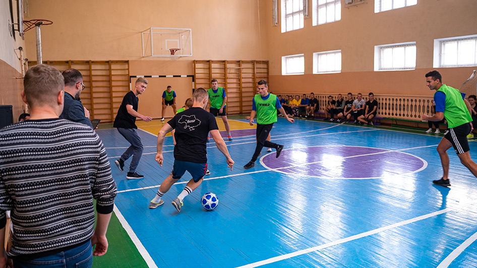 Zur interkulturellen Verständigung mit den ukrainischen Berufsschülerinnen und -schüler haben gemeinsame Freizeitaktivitäten wie ein Fussballturnier beigetragen.