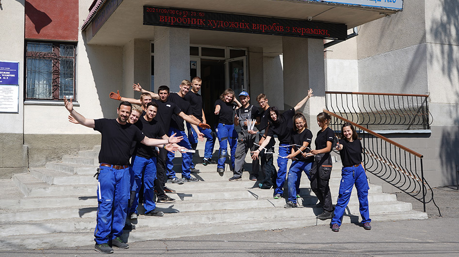 Ende gut, alles gut: Das Team des Sozialprojekts 2021 vor der Berufsschule Nr. 5 in Winnyzja in der Ukraine.
