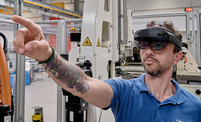Senior Technology Engineer zieht die HoloLens in einem Werk an