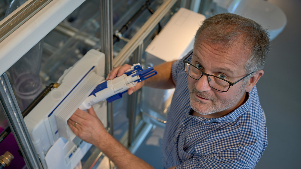Rolf Kuster, Leiter der Produktlinie Spülsysteme, beim Einbau eines neuen Spülventils 212