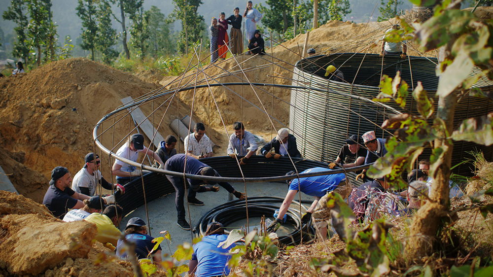 Die Freiwilligen und die Dörfbevölkerung errichten zwei Wasserreservoirs für das Dorf Badipati 