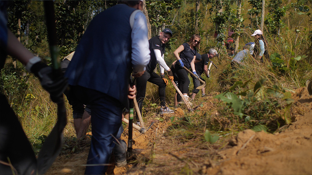 Die Freiwilligen graben einen Wasserweg