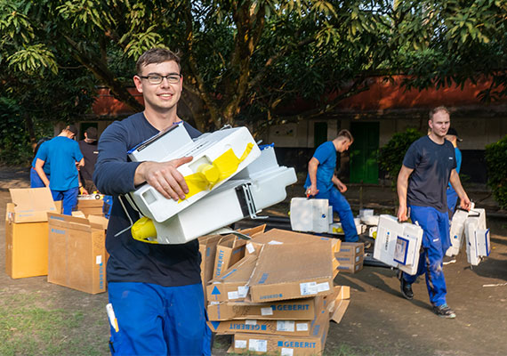 Geberit trainees transport sanitary installations for a social project in a school in India