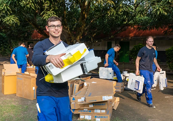 Geberit-Auszubildende transportieren Sanitärinstallationen für ein Sozialprojekt in einer Schule in Indien