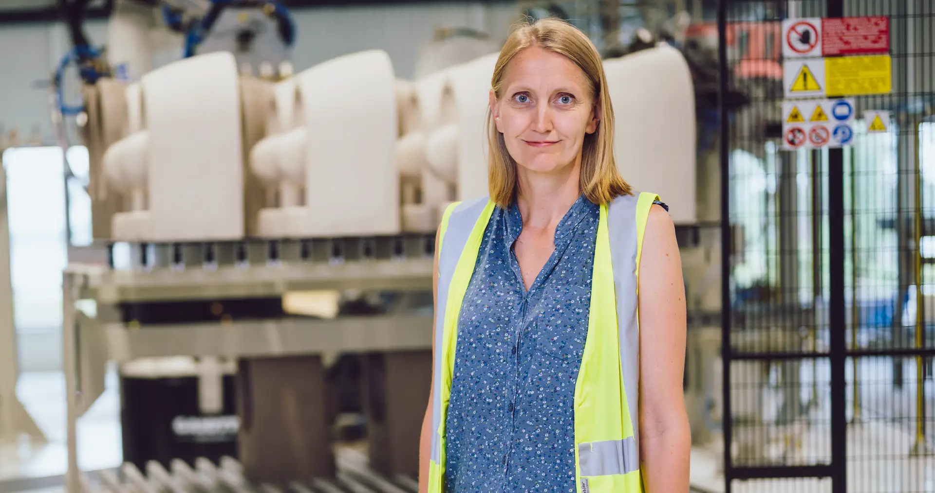 Ann-Charlott Nyberg, Leiterin der technischen Produktentwicklung, im finnischen Keramikwerk in Ekenäs