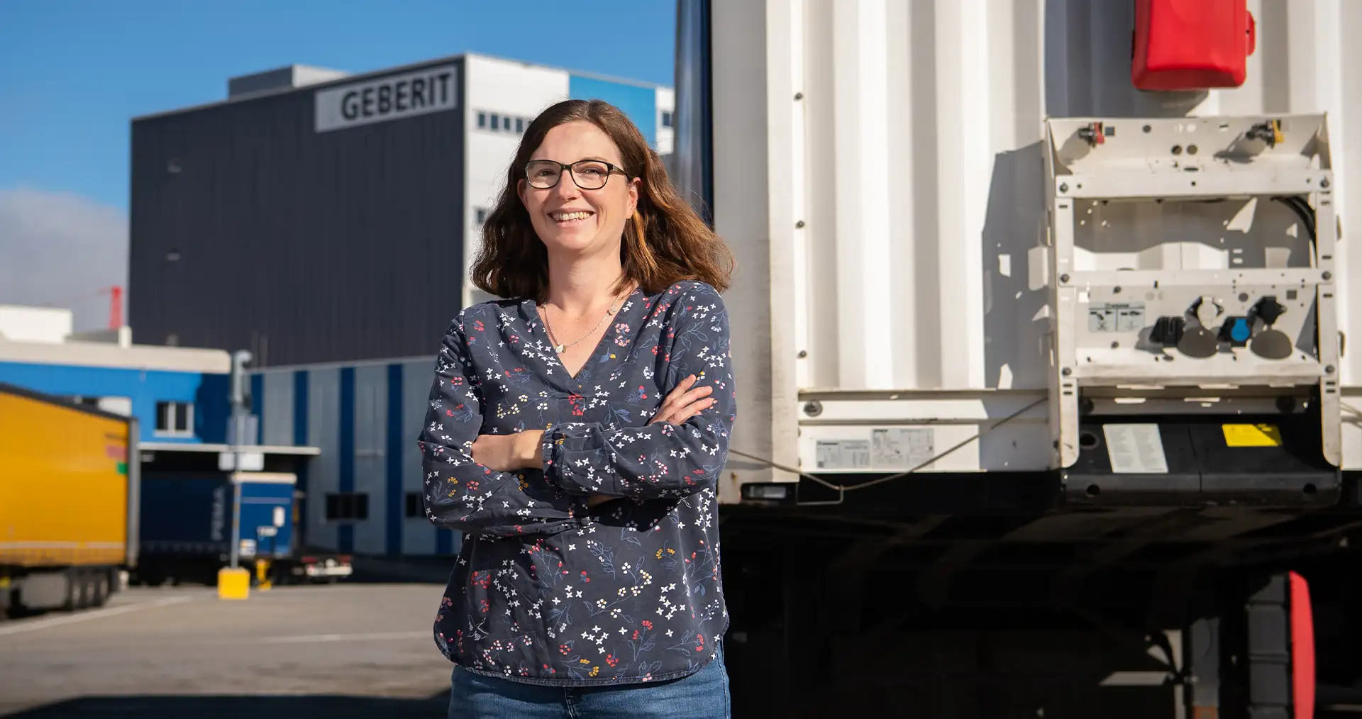 Julia Dreher, Leiterin der Gruppenlogistik, vor dem Geberit-Logistikzentrum in Pfullendorf