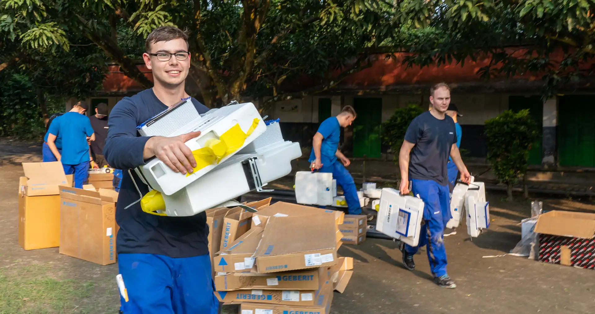 Geberit-Auszubildende transportieren Sanitärinstallationen für ein Sozialprojekt in einer Schule in Indien