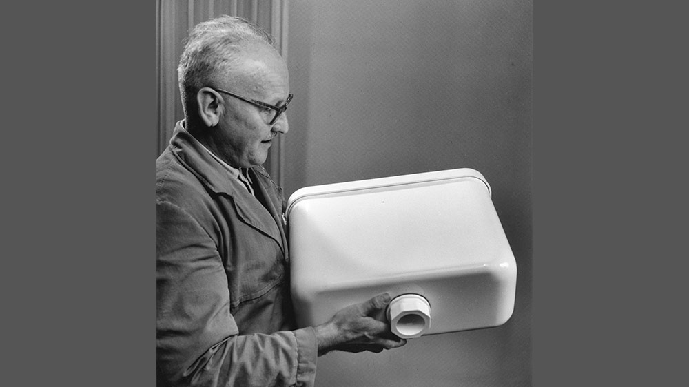 In den 1950er-Jahren eingeführte PVC-Spülkästen werden schnell zu Verkaufshits