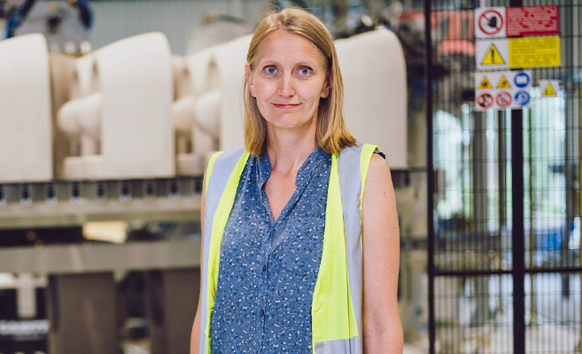 Ann-Charlott Nyberg, Leiterin der technischen Produktentwicklung, im finnischen Keramikwerk in Ekenäs