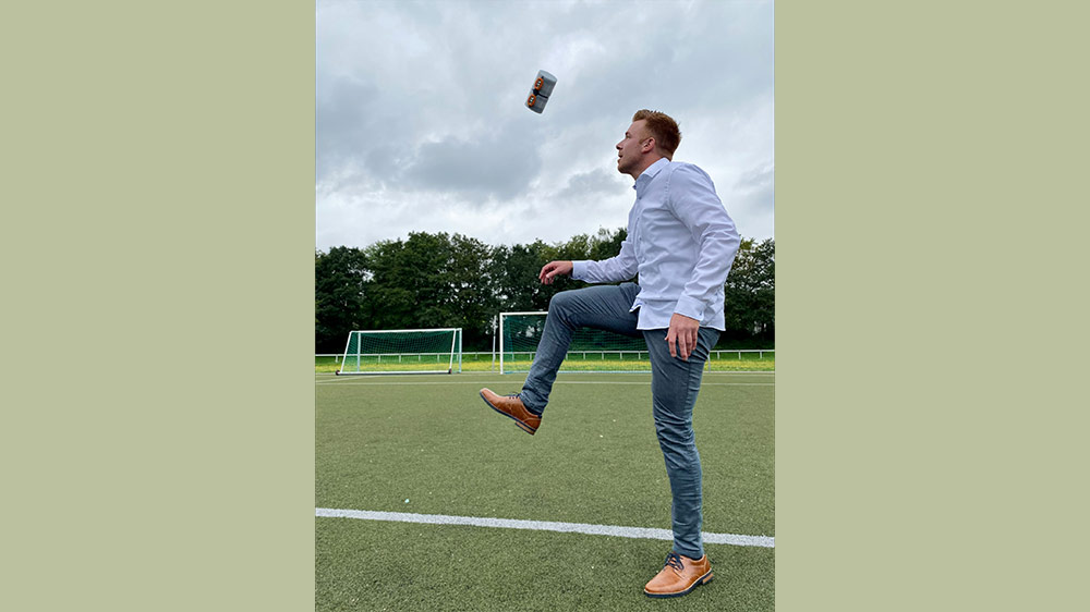 Nicht nur am Ball stark – Benjamin Keller jongliert eine Geberit FlowFit-Kupplung
