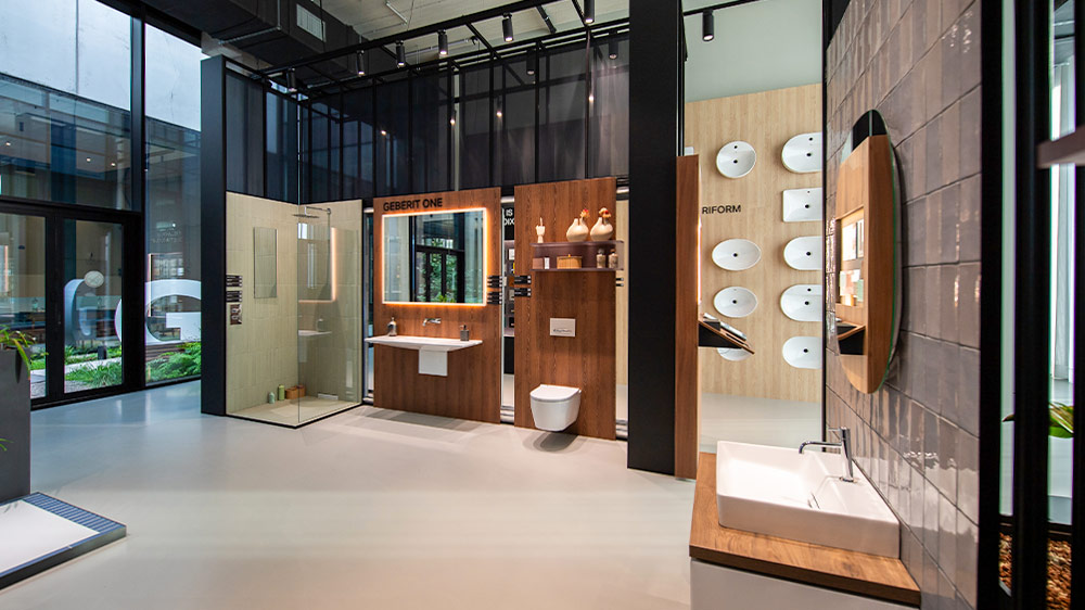Showroom-Rundgang, wo Produkte nahtlos in die Wandgestaltung integriert sind