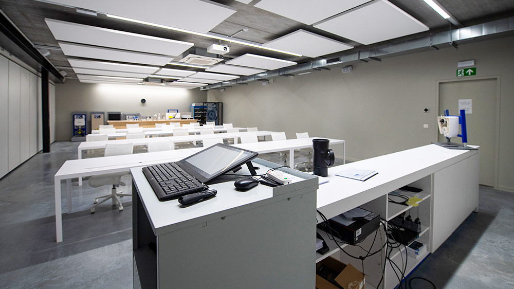 Modern ausgestatteter Schulungsraum mit Arbeitsstationen und Lehrmaterialien