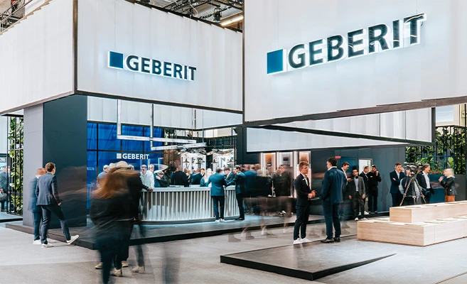 Geberit-Messestand mit Besuchern auf der ISH, der weltweit führenden Messe für innovative Badezimmerlösungen