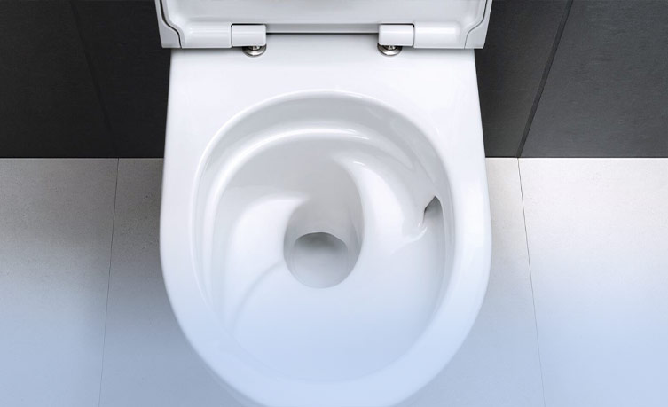 Geberit Acanto Toilette mit verbesserter TurboFlush-Spültechnologie, umgeben von modernen, schlichten Fliesen