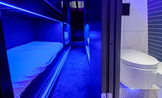 Geberit Dusch-WC in einem modernen, mit blauem Licht beleuchteten Badezimmer, das unkonventionelle Komfortstandards setzt