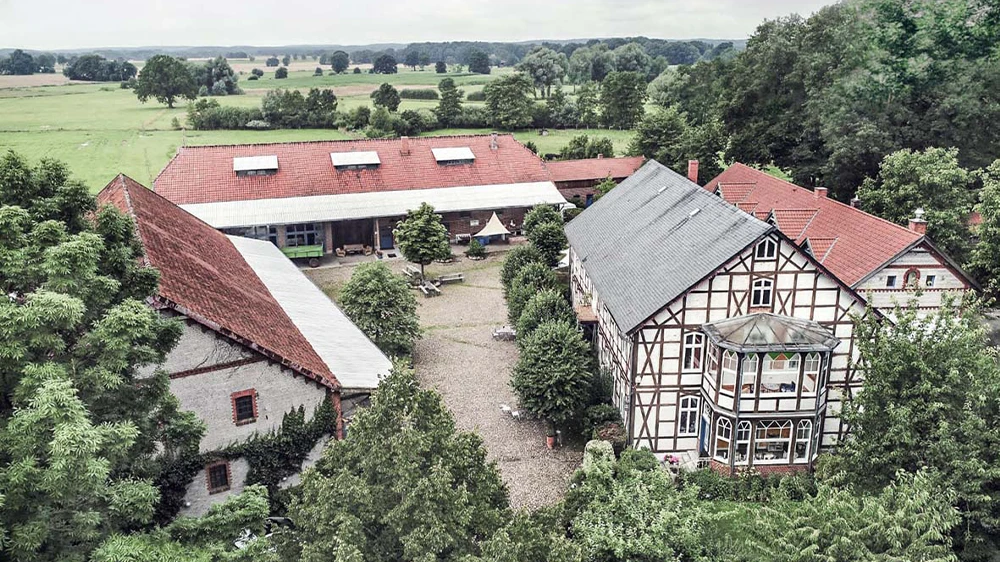 Landgut in Salderatzen, Deutschland, mit einem Projekt zur Förderung des Gemeinschaftslebens, einschließlich Sanierung der Trinkwassersysteme mit Geberit FlowFit