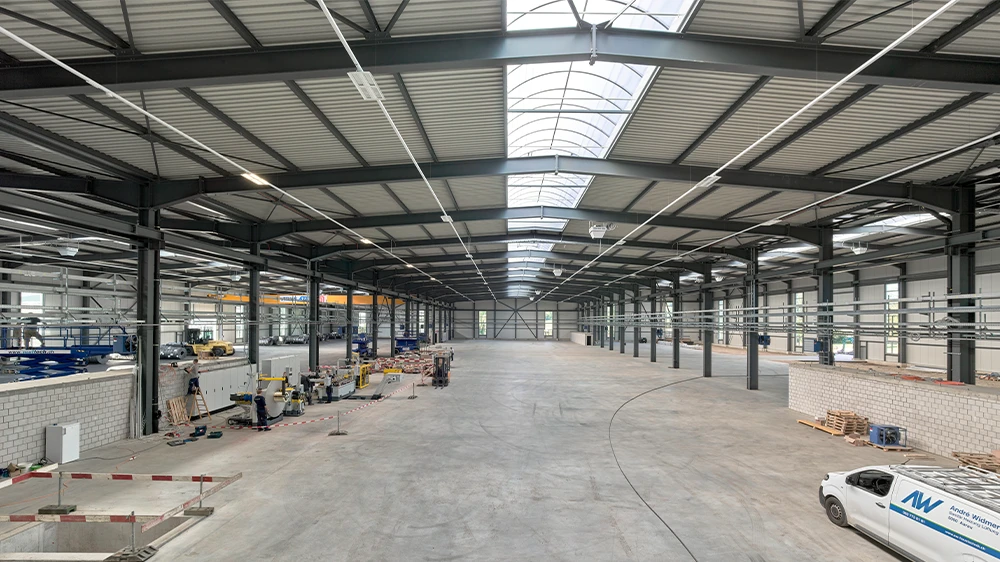 Neue Fabrik von Kaltband AG in Reinach, Schweiz, mit Sanitär- und Heizungsinstallationen unter Verwendung von Geberit FlowFit