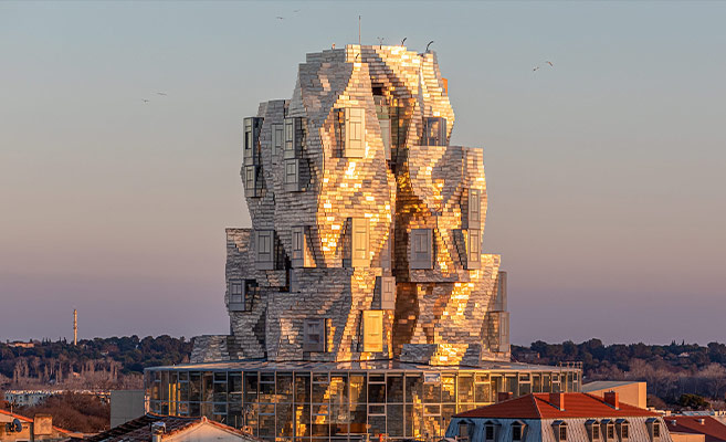 Der von Frank Gehry entworfene Turm des Luma-Kulturzentrums in Arles, Frankreich, ein markantes Wahrzeichen