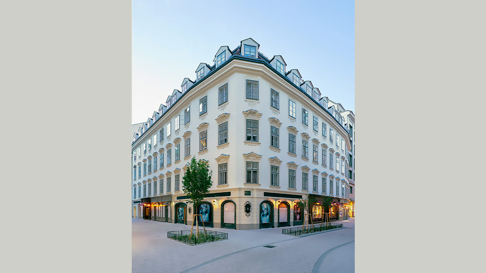 Historisches Hotelgebäude im Herzen von Wien, Standort des Luxushotels mit 76 Dusch-WCs
