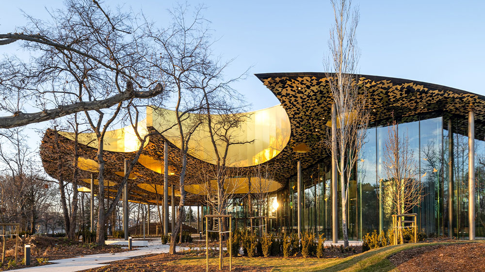 Der japanische Architekt Sou Fujimoto hat ein ikonisches Gebäude im Herzen des Budapester Stadtparks geschaffen