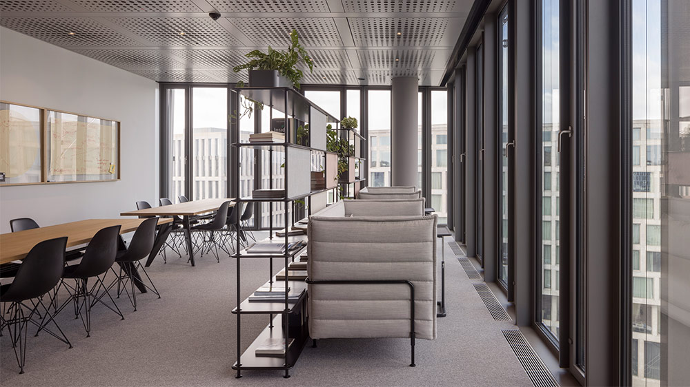Dank des nachhaltigen Gebäudemanagements ist die Atmosphäre in den Büros trotz der Glasfassade immer angenehm