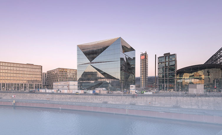  Cube Berlin, ein reflektierender Würfel als Bürogebäude in der deutschen Hauptstadt
