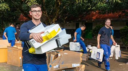 Geberit-Auszubildende transportieren Sanitärinstallationen für ein Sozialprojekt in einer Schule in Indien