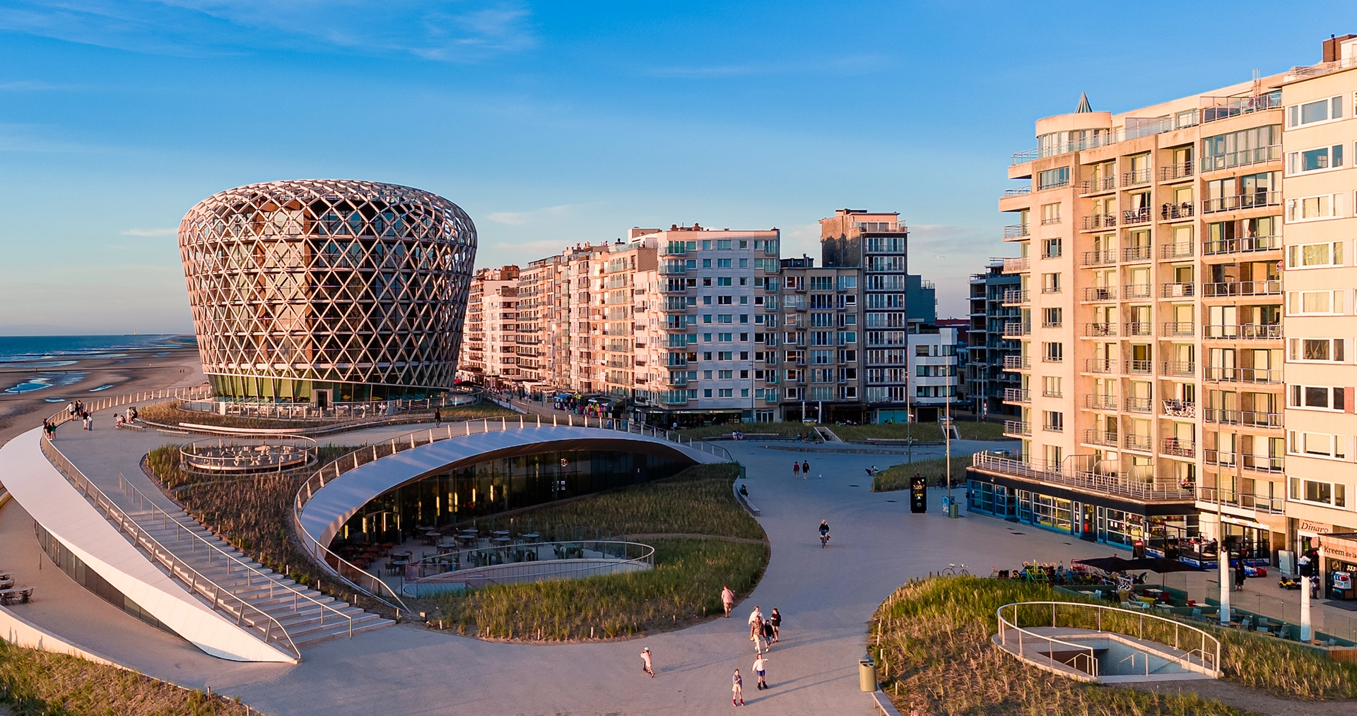 Dünenartig zieht sich das multifunktionale Gebäude Silt dem Strand im belgischen Middelkerke entlang. Nur der Hotelturm ragt heraus. Geberit Produkte sind ein wichtiger Faktor bei der Gestaltung des Gebäudekomplexes.