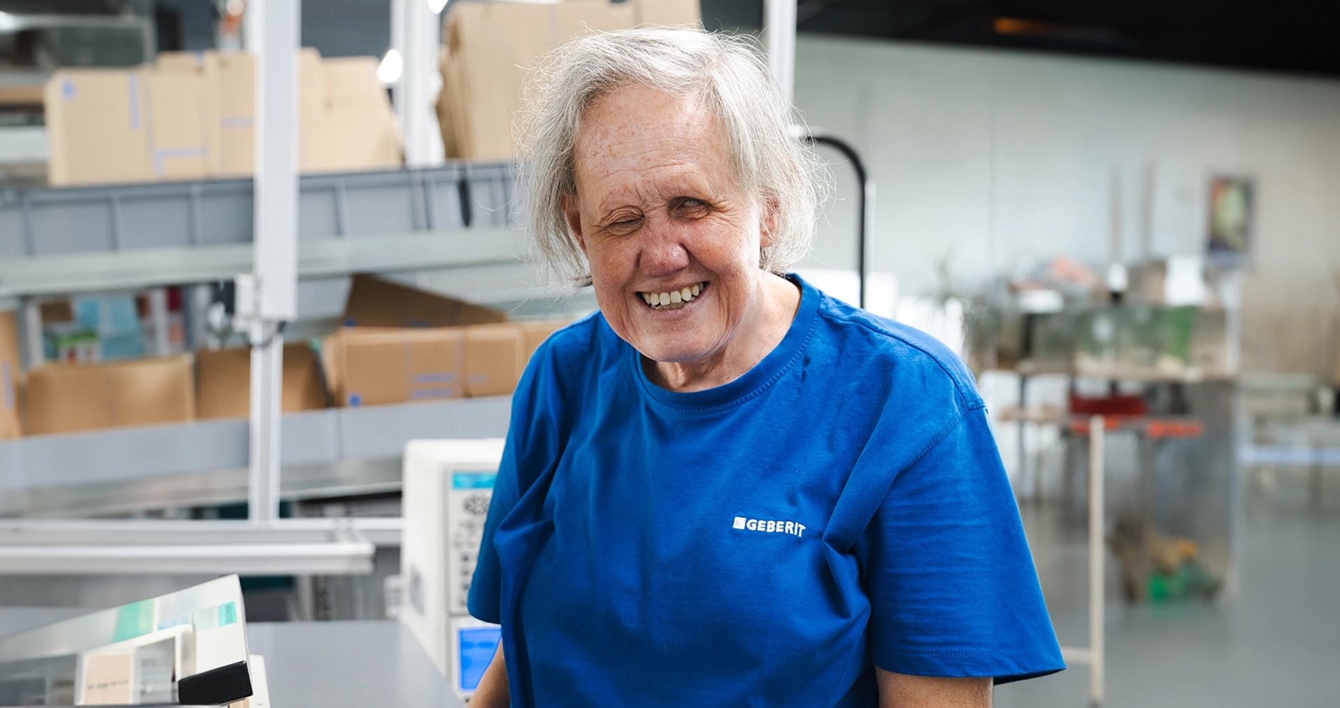 Sonja Bruhin ist 64 Jahre alt und seit Geburt blind, spricht über Veränderungen und Herausforderungen in den letzten 40 Jahren in der Produktion bei Geberit in Rapperswil-Jona (CH).