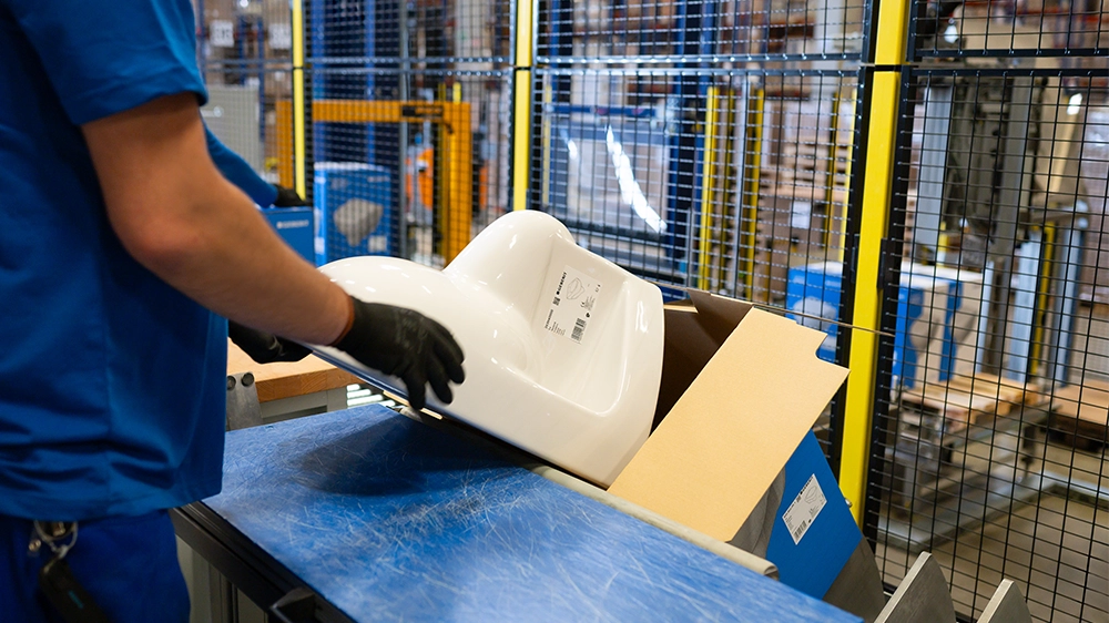 Die Keramik lässt sich nun mit minimalem Kraftaufwand in die Verpackung schieben.