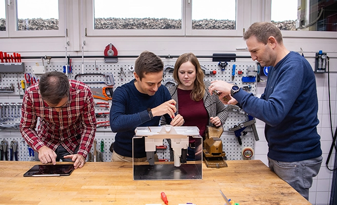 Das neue AquaClean Alba Dusch-WC ist nicht nur günstig, sondern auch qualitativ hochwertig. Dafür sorgt ein Entwicklungsteam, das jedem Detail grosse Aufmerksamkeit schenkt.