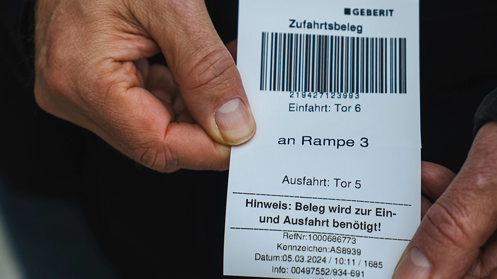 Das Ticket enthält alle Informationen in der gewünschten Sprache und öffnet die Barriere.