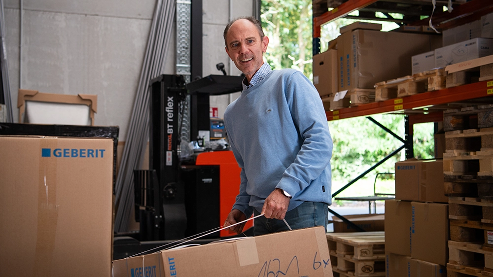 Seine ersten Jahre arbeitet er in der Logistik der Geberit Vertriebsgesellschaft Belgien.