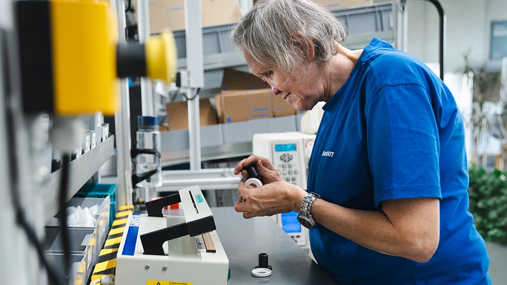 Sonja Bruhin hat jeden ihrer Arbeitsschritte in der Vormontage im Dusch-WC-Bereich verinnerlicht.